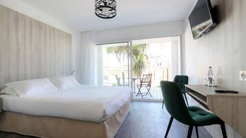 Superior kamer, 1 queensize bed, terras, aan het zwembad | Een kluis op de kamer, een bureau, gratis wifi, beddengoed
