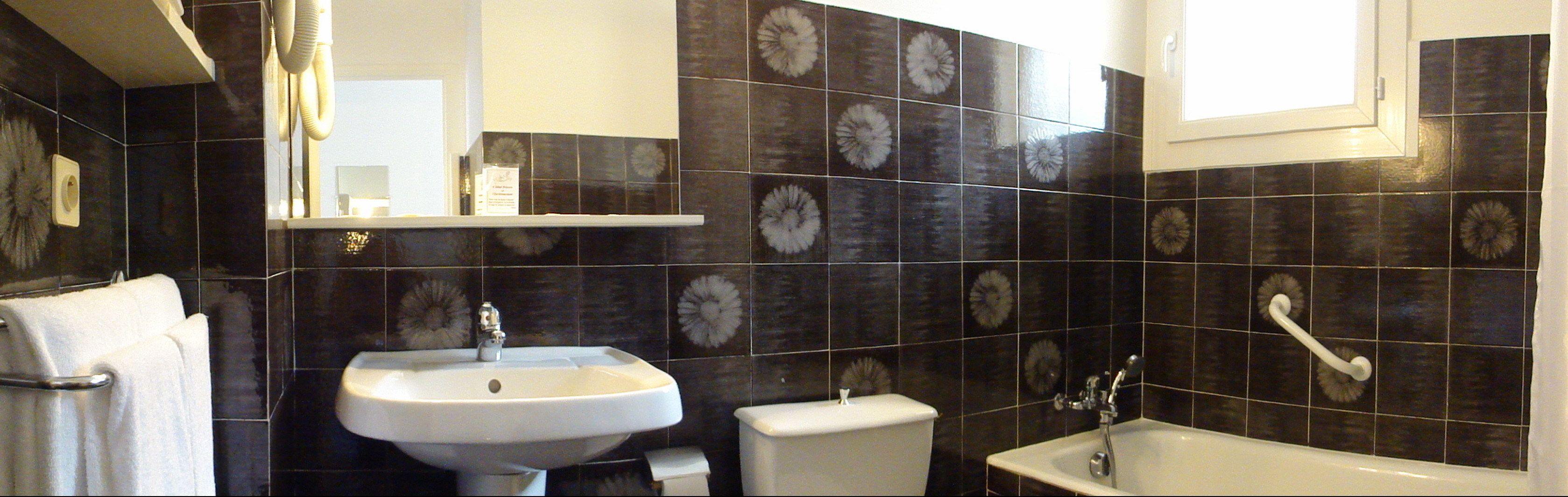 comfort suite | bathroom | free toiletries, hair dryer, towels