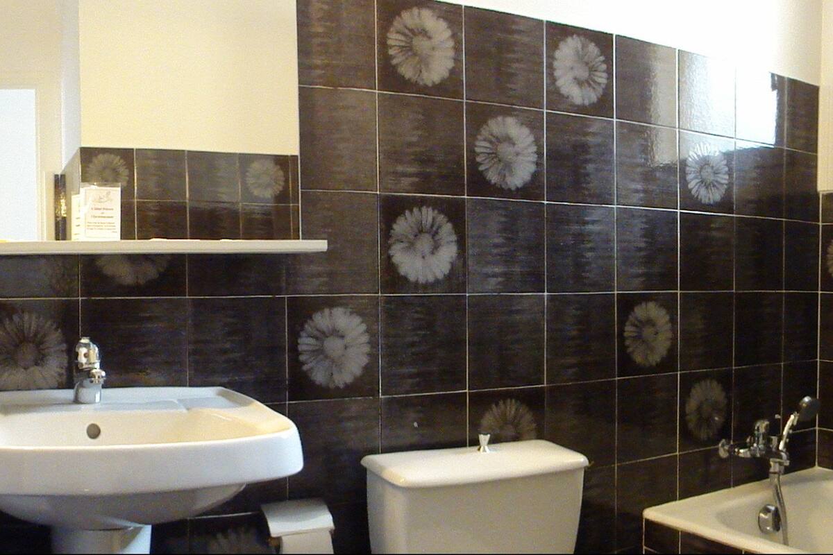 comfort suite | bathroom | free toiletries, hair dryer, towels