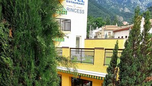A hotel named "Hotel Rinceff" with a mountain backdrop. - Hôtel Princess (Vernet-les-Bains)