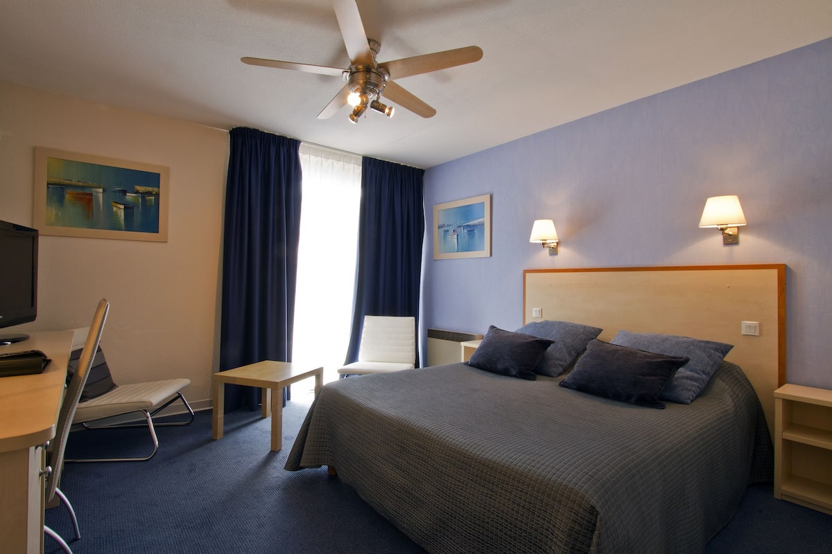 Comfort Double Room | Peralatan tempat tidur premium, meja, kalis bunyi
