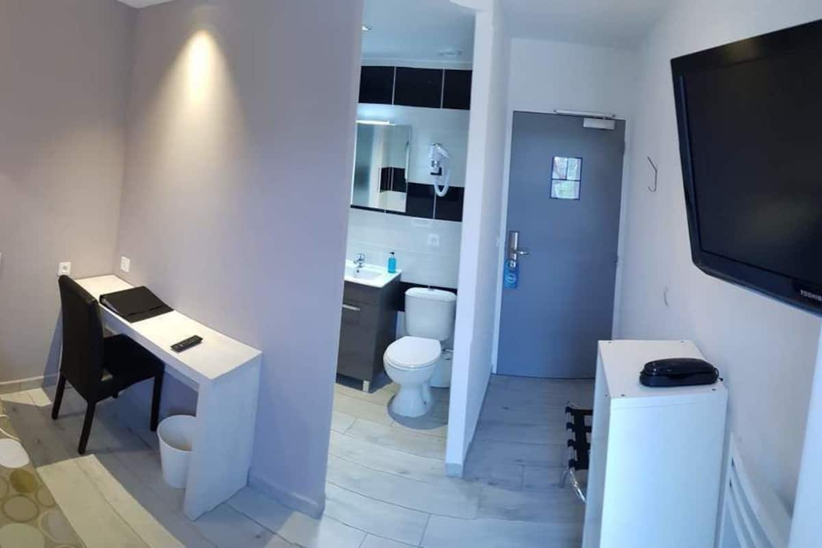 Einzelzimmer | Hochwertige Bettwaren, Schreibtisch, schallisolierte Zimmer