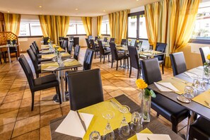 Daily continental breakfast (EUR 11.00 per person)