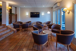 Lobby sitting area -  Logis Hotel Noemys Morgon (Villie-Morgon)