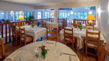 Déjeuner et dîner servis sur place, spécialités Cuisine régionale