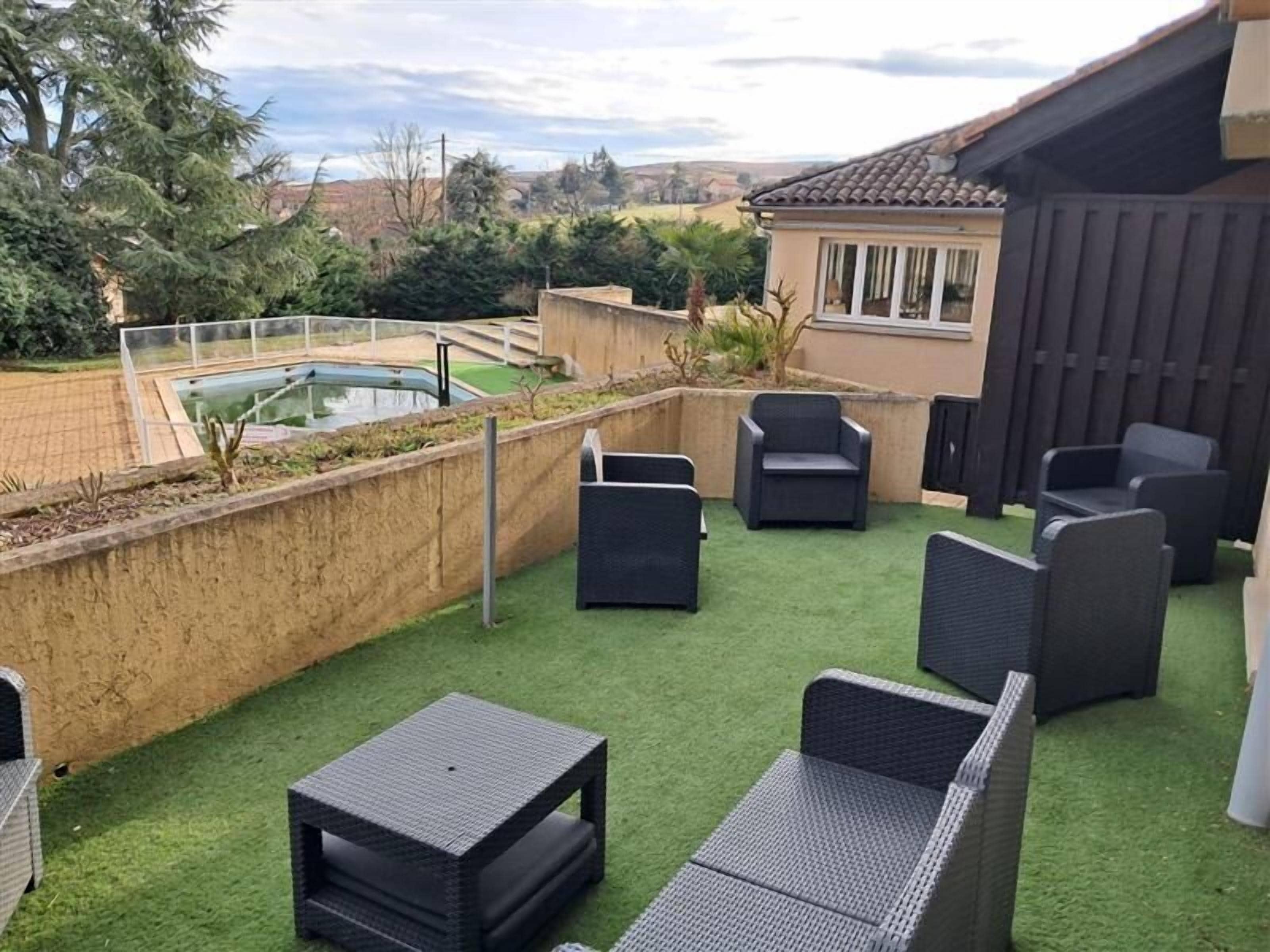 Tweepersoonskamer, terras, uitzicht op zwembad | Een bureau, geluiddichte muren, gratis wifi, beddengoed