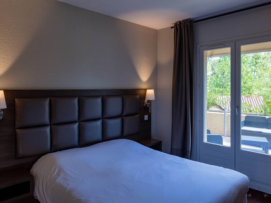 Double Room, Terrace, Pool View | Desk, soundproofing, free WiFi, bed sheets