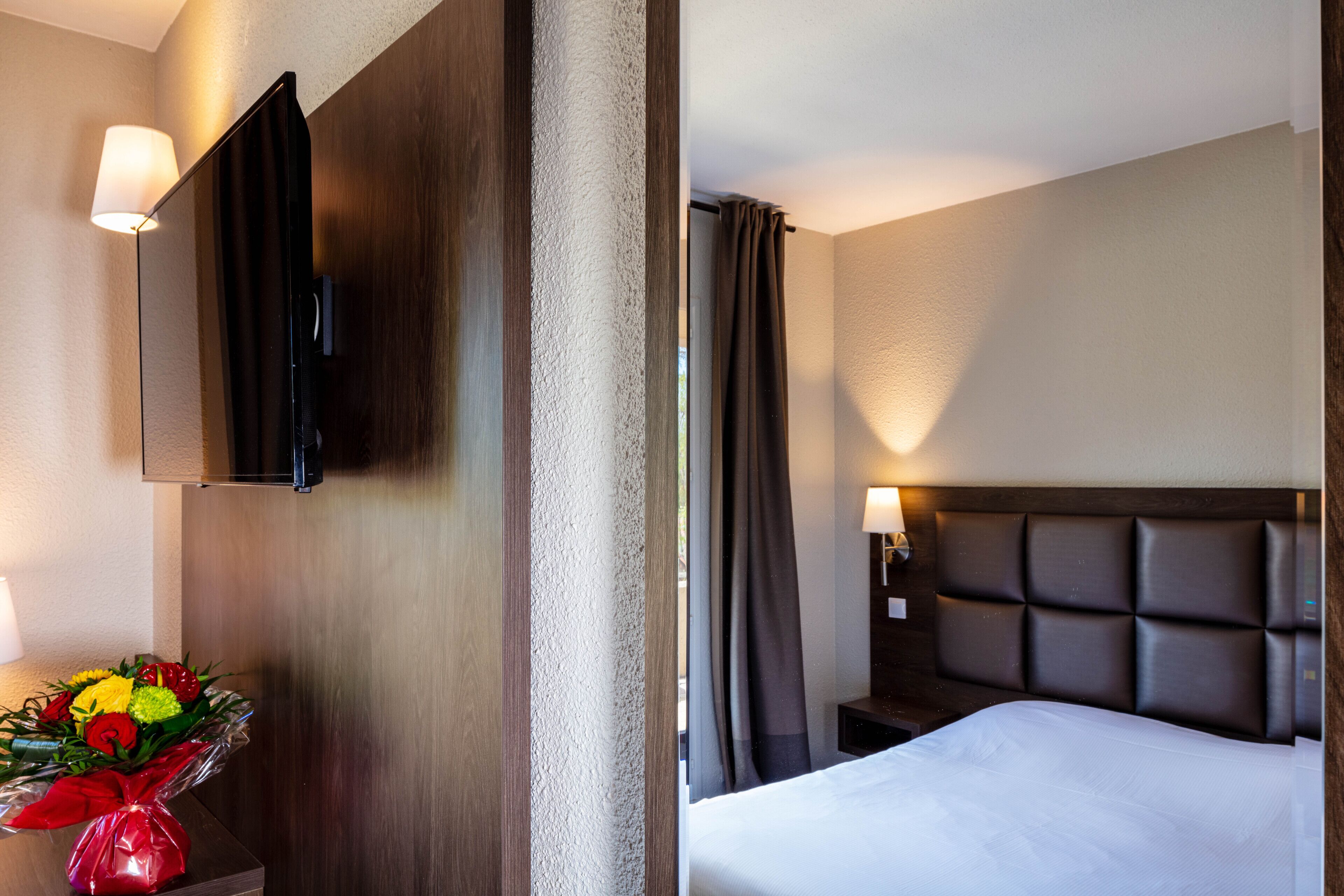 desk, soundproofing, free wifi, bed sheets