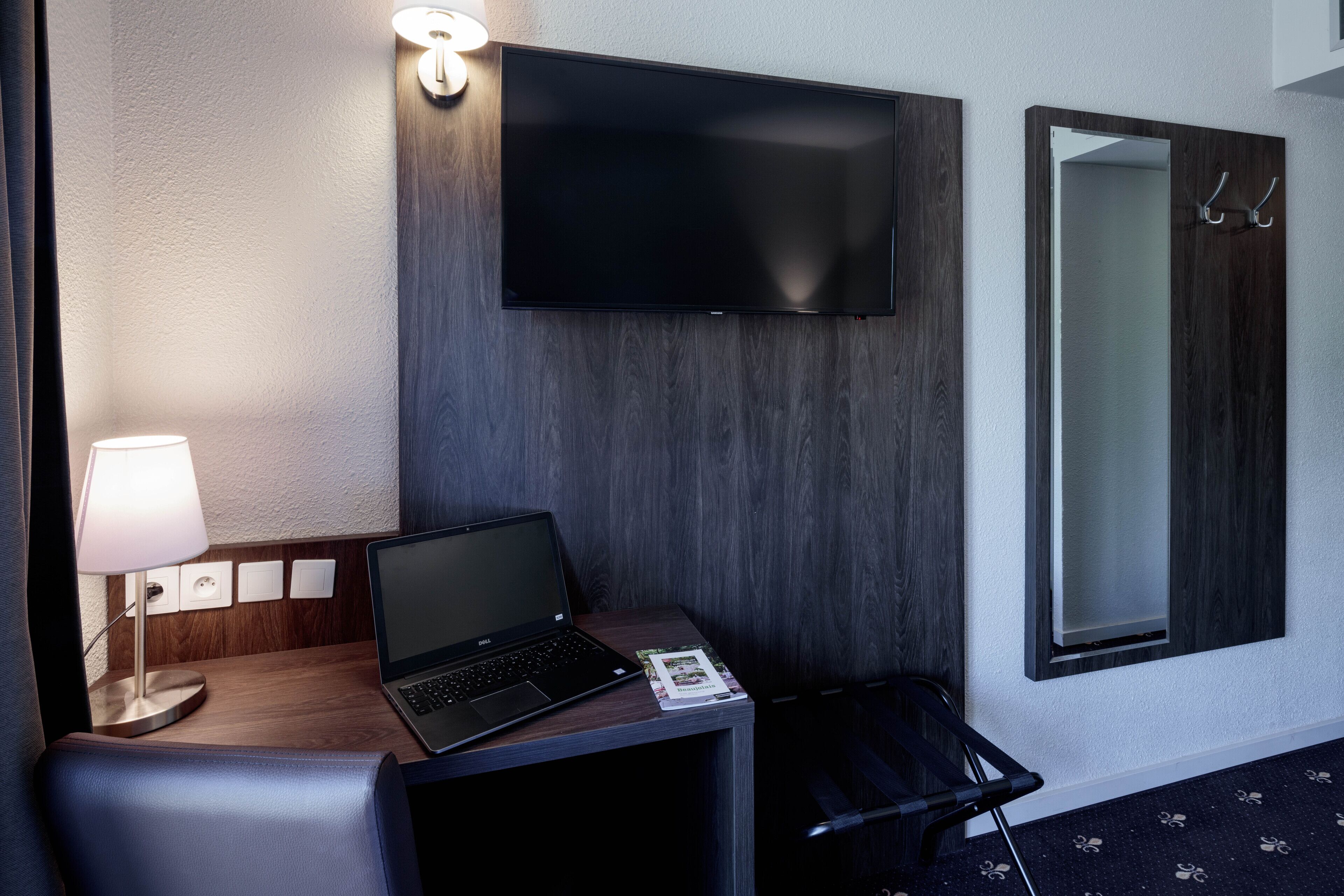 standard room | desk, soundproofing, free wifi, bed sheets