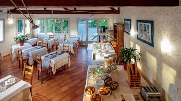 Petit déjeuner buffet (14 EUR par personne)