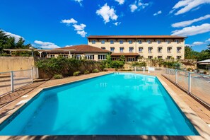 Seasonal outdoor pool -  Logis Hotel Noemys Morgon (Villie-Morgon)