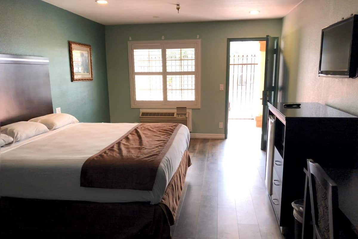 Standard Room, 1 King Bed, Non Smoking | Desk, iron/ironing board, free WiFi, bed sheets