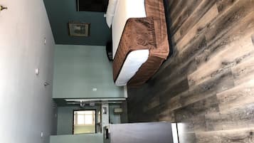 Habitación estándar, 1 cama King size, para no fumadores | Escritorio, tabla de planchar con plancha, wifi gratis y ropa de cama
