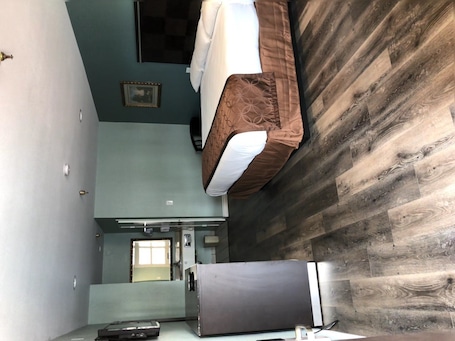 Escritorio, tabla de planchar con plancha, wifi gratis y ropa de cama . Calimesa Inn Motel