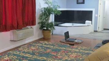 Escritorio, tabla de planchar con plancha, wifi gratis y ropa de cama