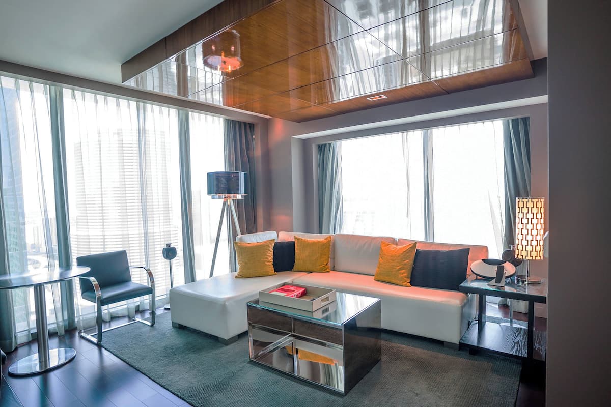 Junior suite, 1 slaapkamer, niet-roken, uitzicht op stad (Matisse) | Woonruimte | Een 40-inch plasmatelevisie met kabelzenders en een televisie
