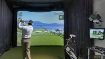 Indoor golf driving range