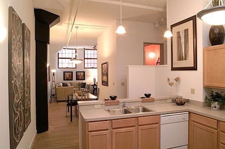 Refrigerador, microondas, cafetera/tetera. Bridgestreet at the Bingham