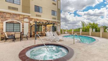 Una piscina al aire libre de temporada (de 10:00 a 22:00), sombrillas