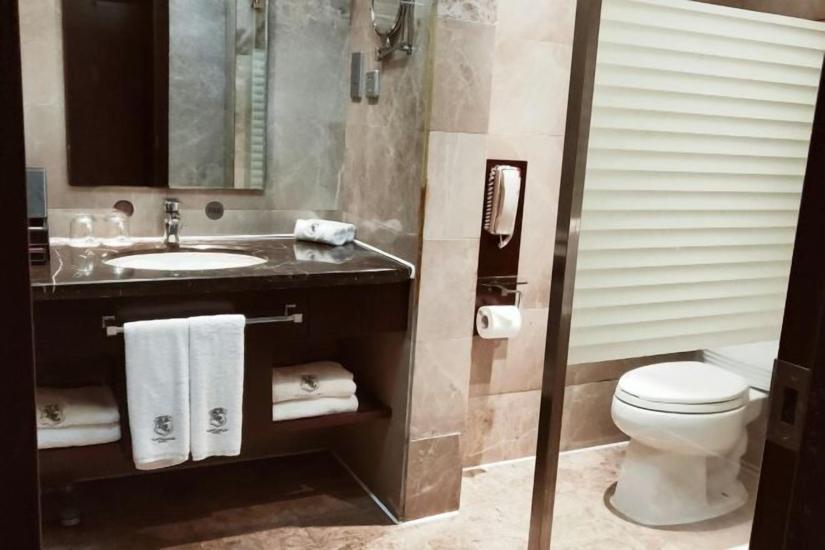 Frigobar, cofres nos quartos, ferros/tábuas de passar roupa