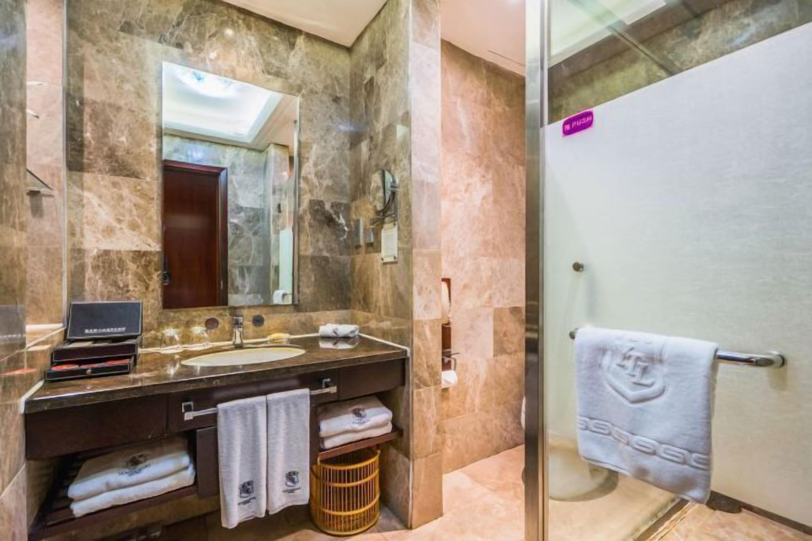 Frigobar, cofres nos quartos, ferros/tábuas de passar roupa