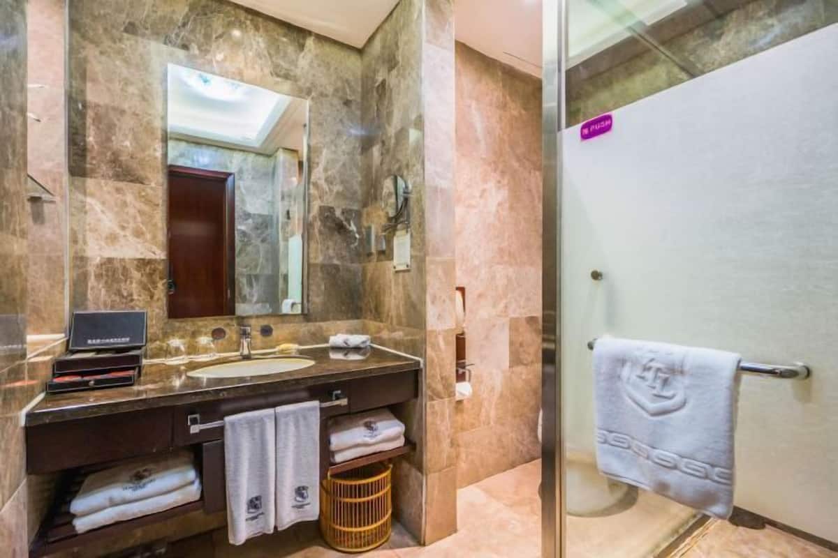 Frigobar, cofres nos quartos, ferros/tábuas de passar roupa