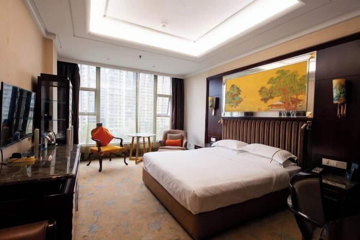 Minibar, in-room safe, iron/ironing board, Internet