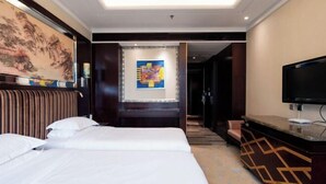 A hotel room with a bed, a television, a painting, and a decorative wall. - Yuntianlou Milan International Hotel (Wenzhou)