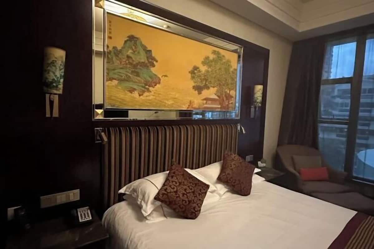Minibar, in-room safe, iron/ironing board, Internet
