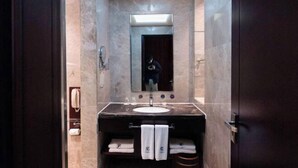 A modern bathroom with a marble sink, a mirror, and a towel rack. - Yuntianlou Milan International Hotel (Wenzhou)