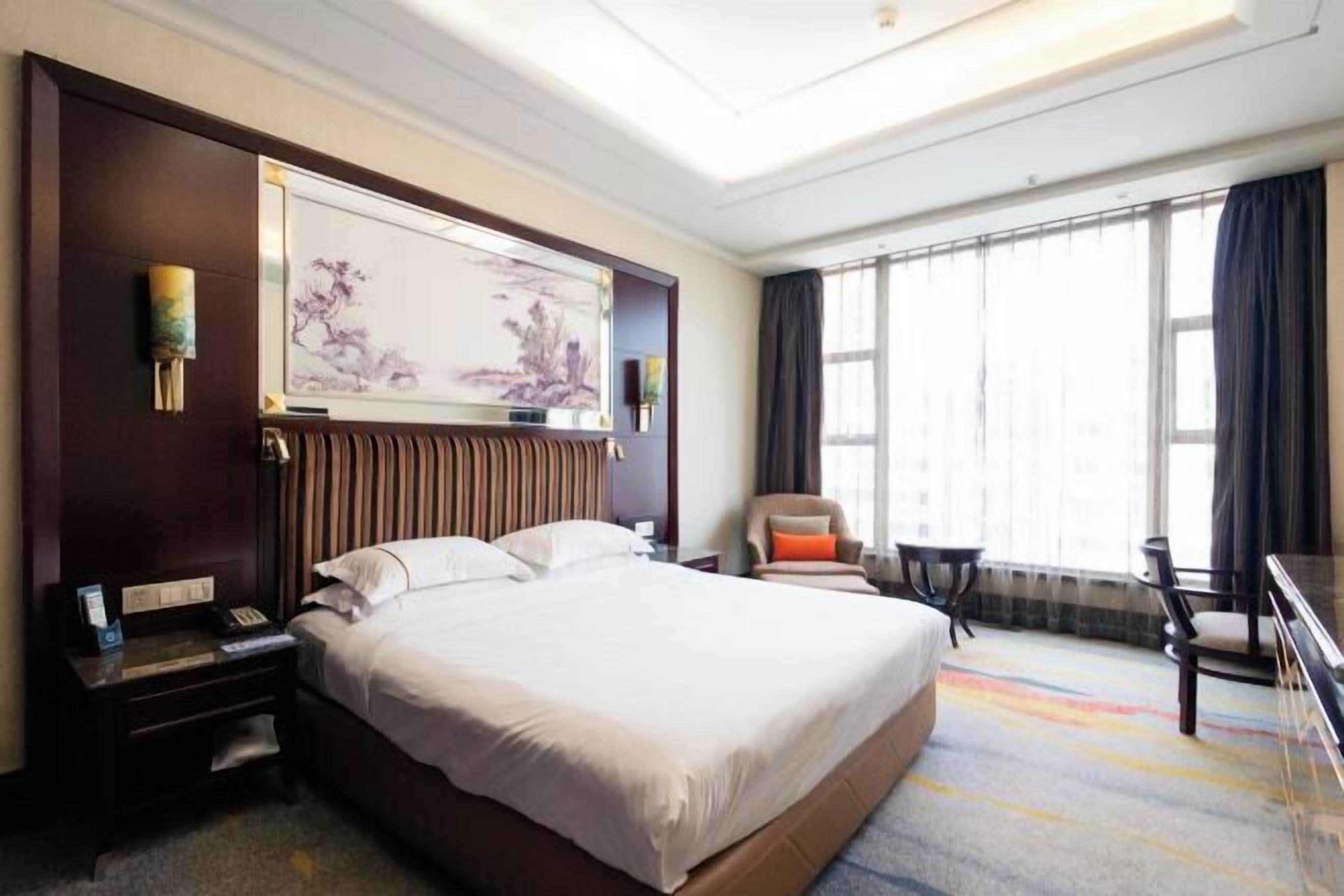 Minibar, in-room safe, iron/ironing board, Internet