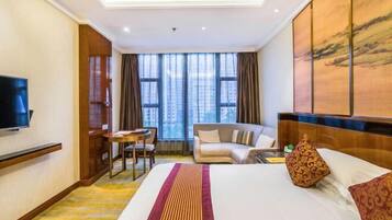 ميني بار وخزنة داخل الغرفة ومكواة/لوح كي وخدمة الإنترنت