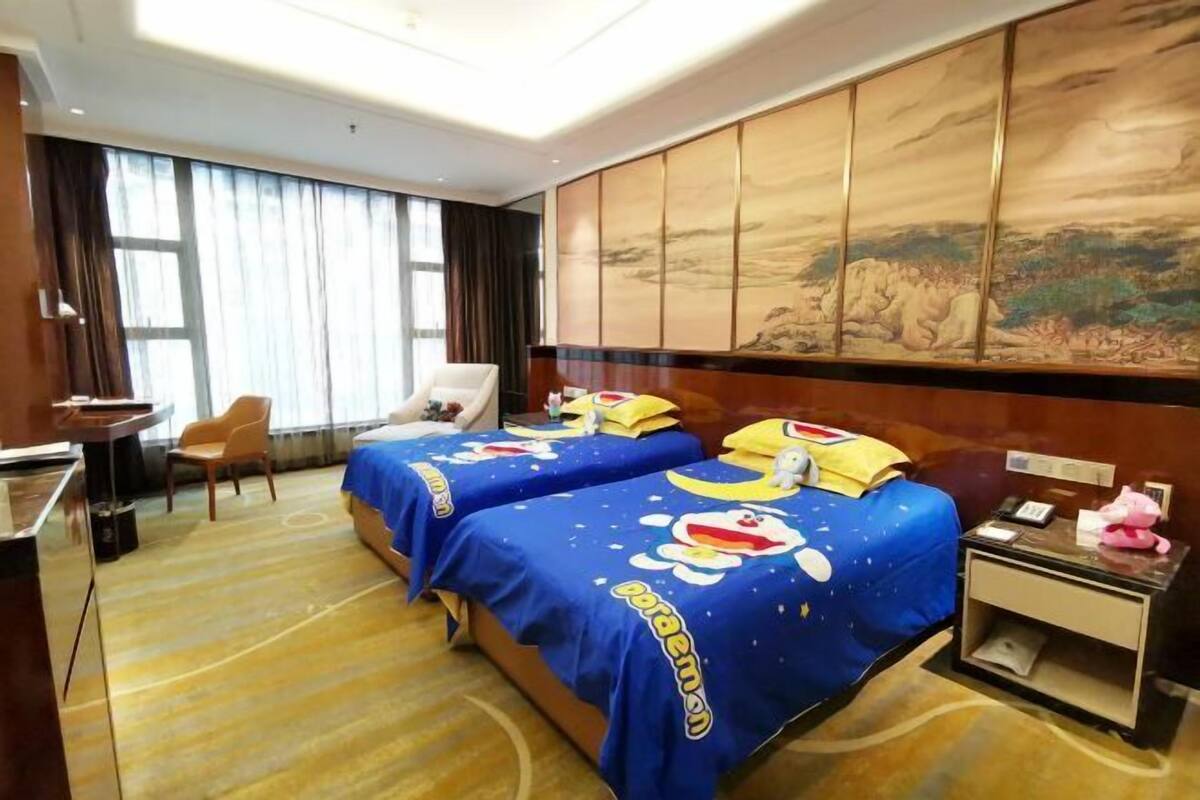 Minibar, in-room safe, iron/ironing board, Internet