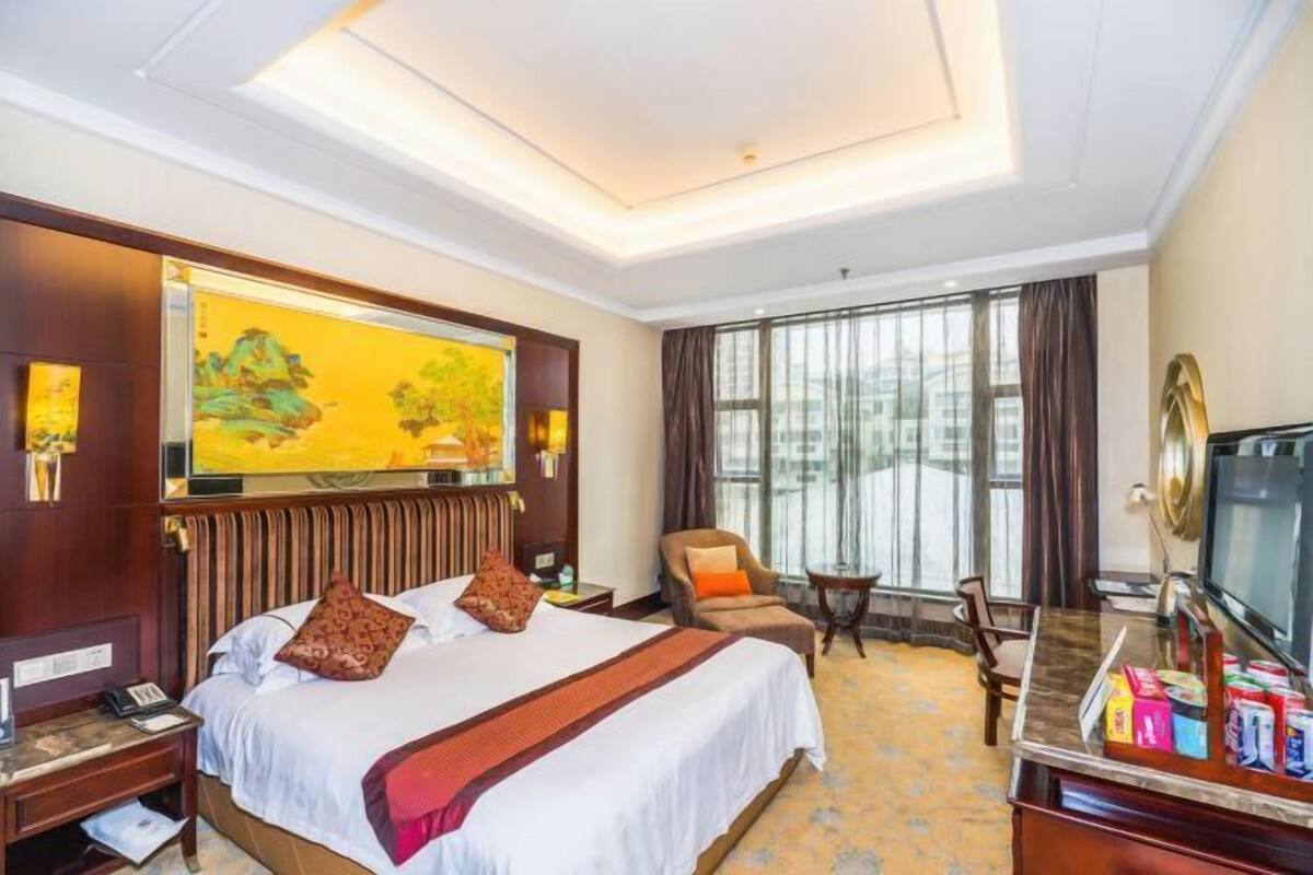 Minibar, in-room safe, iron/ironing board, Internet