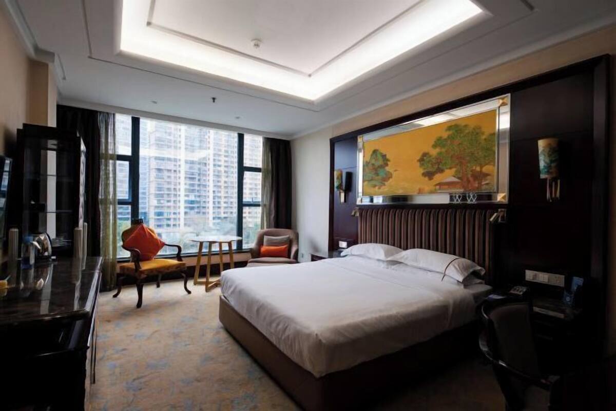 Minibar, in-room safe, iron/ironing board, Internet