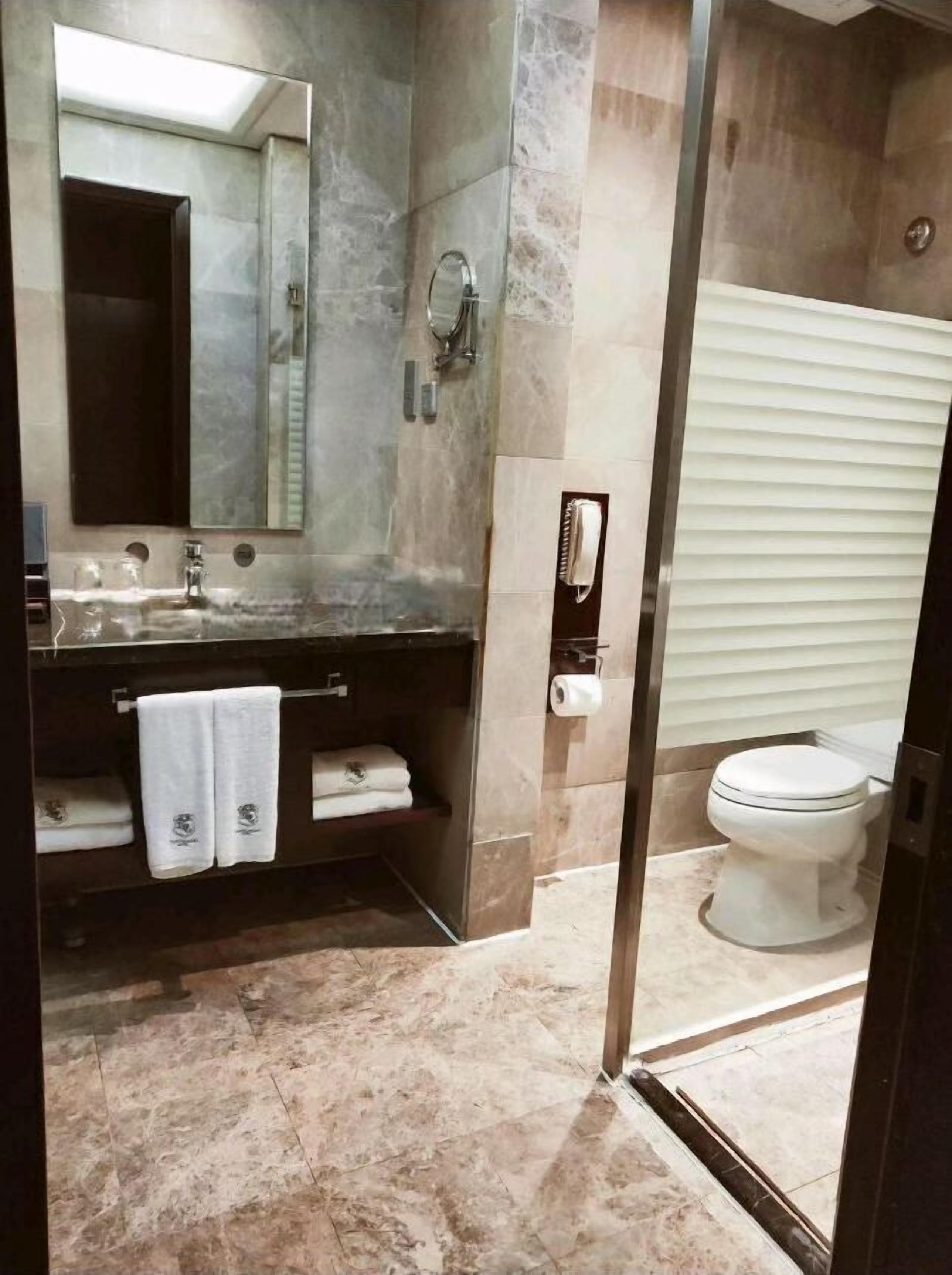 Frigobar, cofres nos quartos, ferros/tábuas de passar roupa