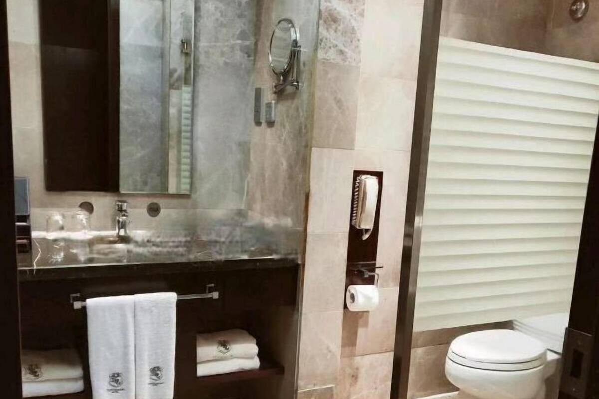 Minibar y caja de seguridad en la habitación