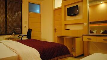 Deluxe Room | Premium bedding, memory foam beds, minibar, in-room safe