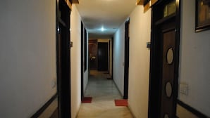 Hallway - Hotel Baba Deluxe (New Delhi)