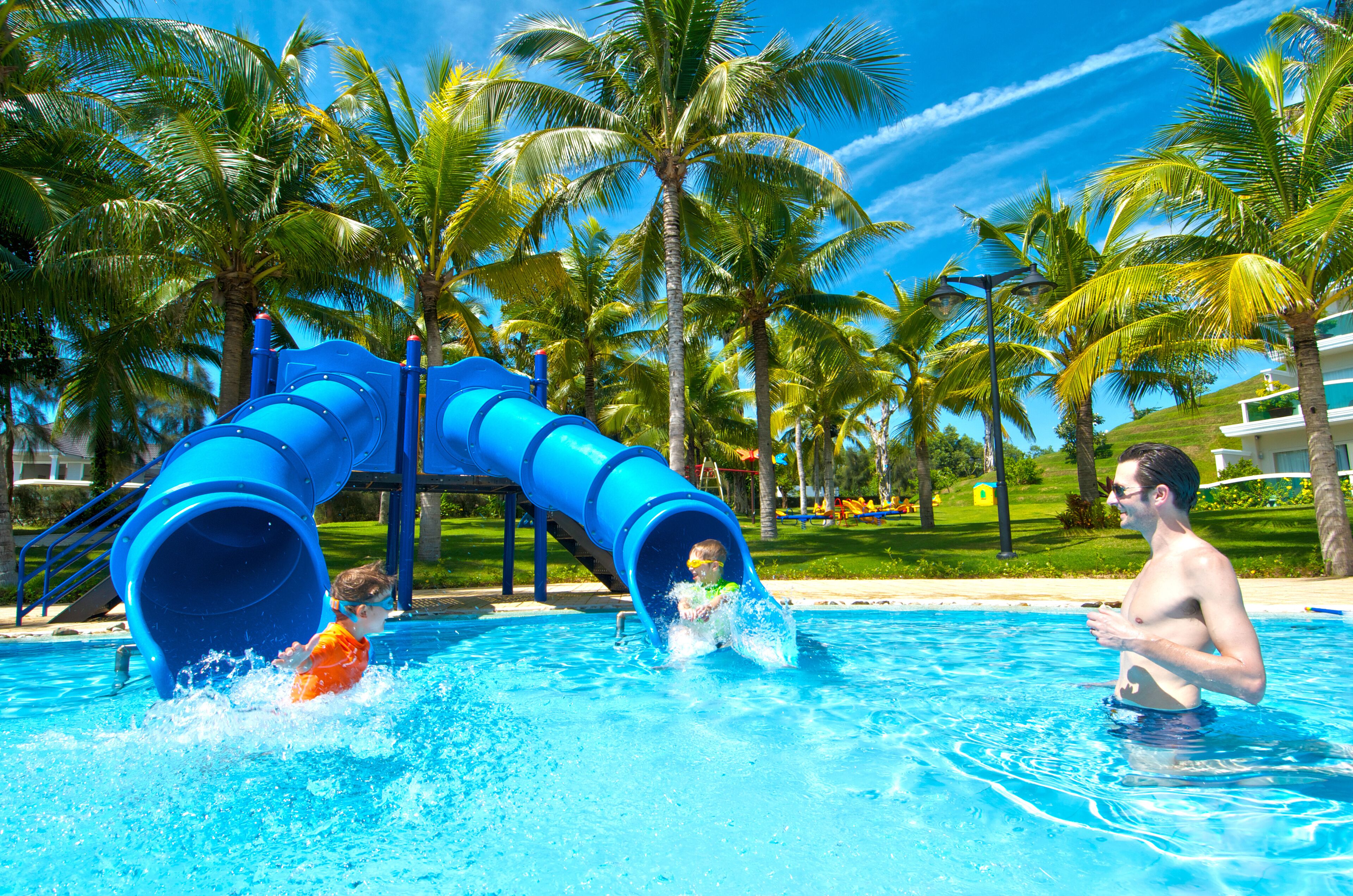 4 outdoor pools, pool umbrellas, sun loungers