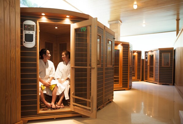 Un sauna, una bañera de hidromasaje, tratamientos corporales