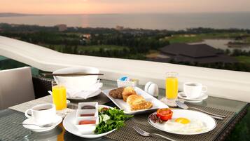 Se sirven desayunos, almuerzos y cenas; con vista a la piscina