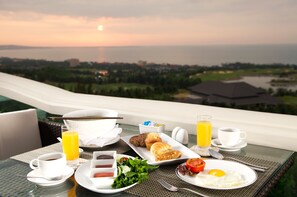 Se sirven desayunos, almuerzos y cenas; con vista a la piscina