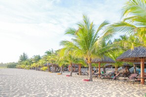 Playa privada, sillas reclinables de playa, sombrillas, toallas de playa