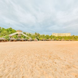 Playa privada, camastros, sombrillas y toallas de playa