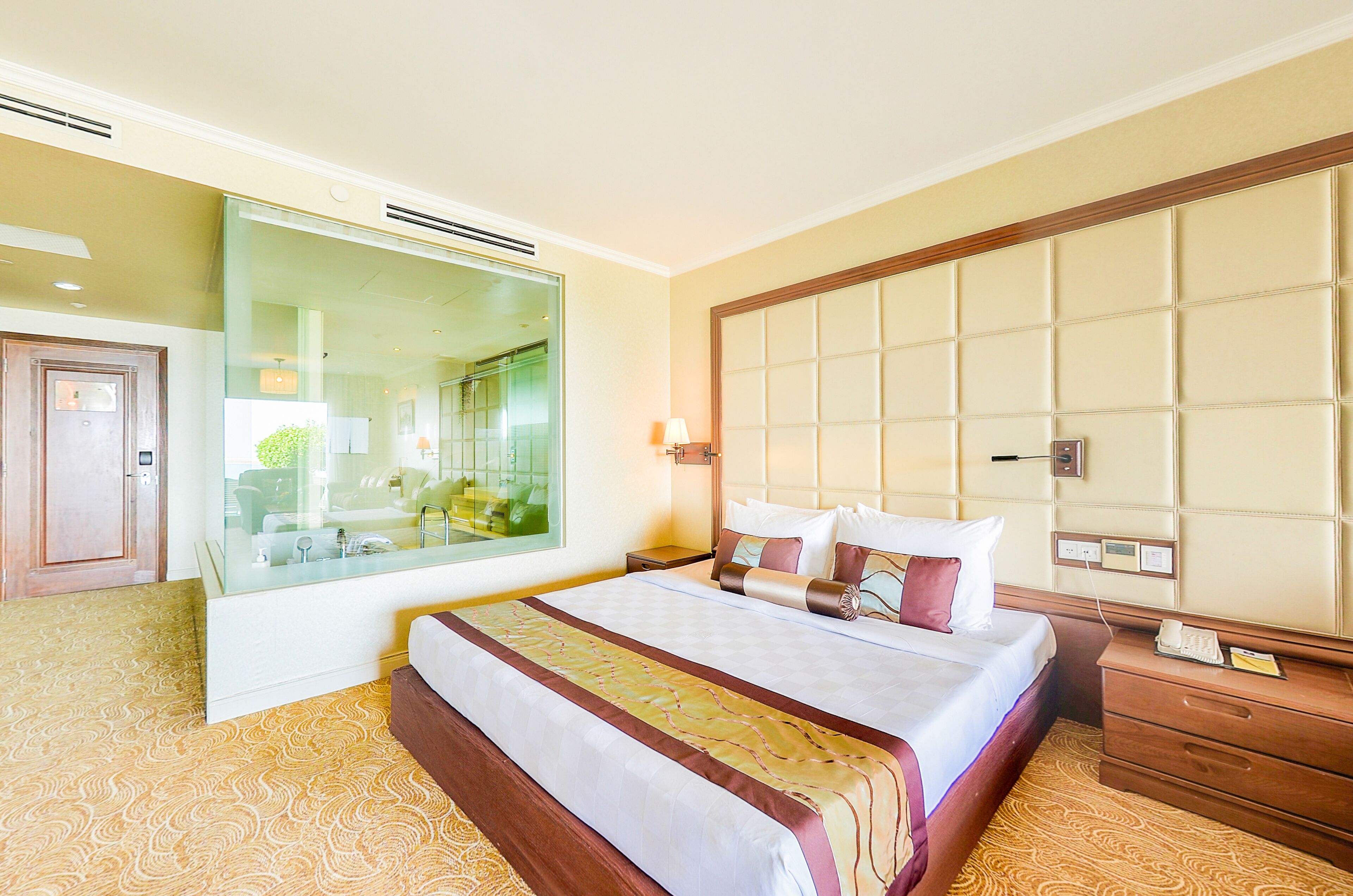 スーペリア ルーム キングベッド 1 台 シービュー | 高級寝具、ミニバー、セーフティボックス (室内)、デスク