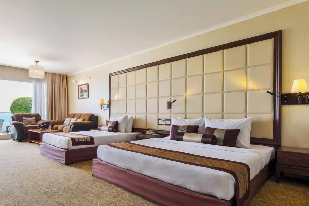 Luxe beddengoed, een minibar, een kluis op de kamer, een bureau