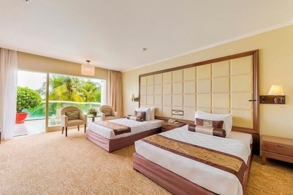 Seprai premium, minibar, brankas, dan meja kerja