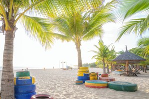 Private beach, sun-loungers, beach umbrellas, beach towels - Sea Links Beach Hotel (Phan Thiet)