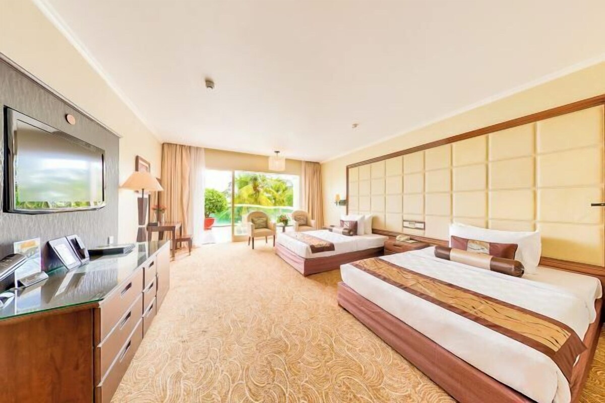 Seprai premium, minibar, brankas, dan meja kerja